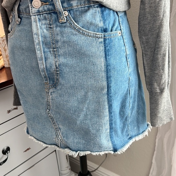 Forever 21 to town distressed denim mini skirt - Picture 3 of 11